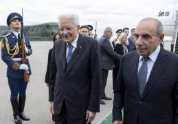 Il Presidente della Repubblica Sergio Mattarella al suo arrivo all'aeroporto di Baku, accolto dal Primo Vice Primo Ministro, Yagub Eyyubov