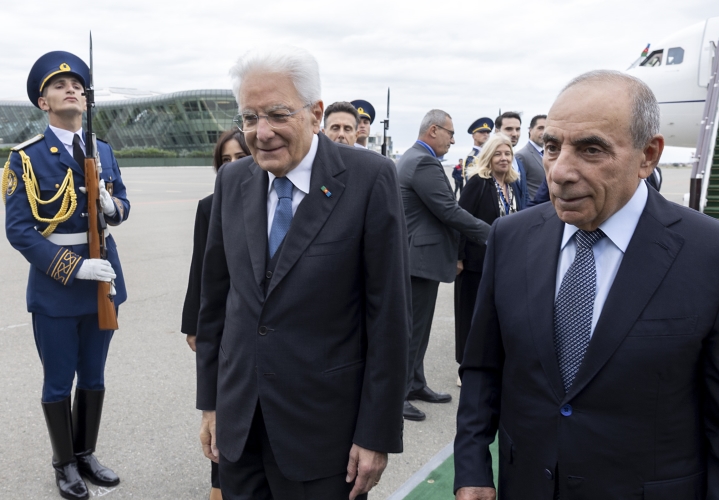 Il Presidente della Repubblica Sergio Mattarella al suo arrivo all'aeroporto di Baku, accolto dal Primo Vice Primo Ministro, Yagub Eyyubov