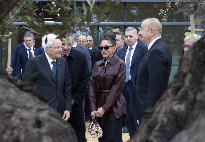 Il Presidente della Repubblica Sergio Mattarella assiste alla piantumazione di un albero in occasione della visita  all'Università ADA - Azerbaijan Diplomatic Academy