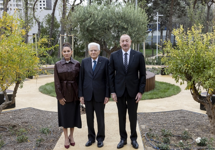 Il Presidente della Repubblica Sergio Mattarella in occasione della piantumazione di un albero nel corso della visita  all'Università ADA - Azerbaijan Diplomatic Academy
