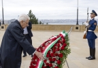 Il Presidente Mattarella al Cimitero dei Martiri depone una corona di fiori