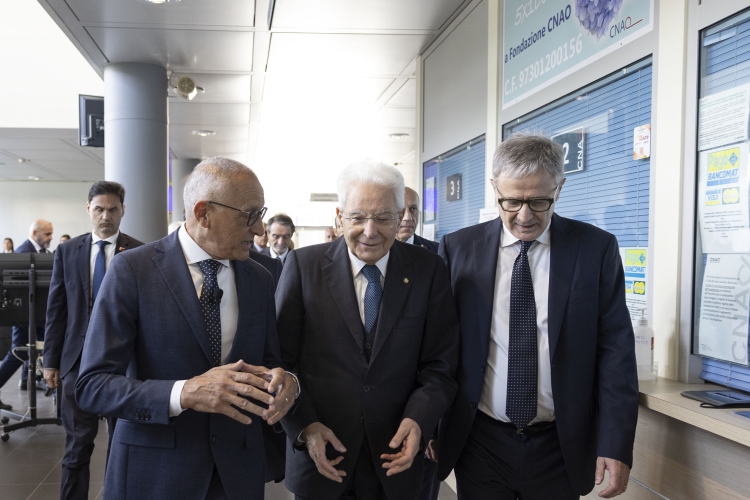 Il Presidente della Repubblica Sergio Mattarella con Gianluca Vago, Presidente del CNAO e Sandro Rossi, Direttore generale del CNAO