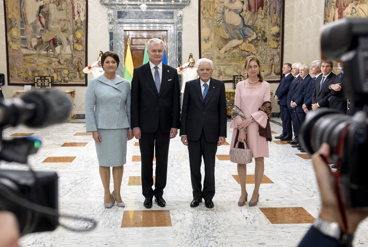 Il Presidente Sergio Mattarella e la Sig.ra Laura con Gitanas Nauseda, Presidente della Repubblica di Lituania, e consorte, in visita ufficiale