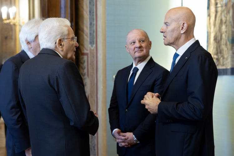 Il Presidente della Repubblica Sergio Mattarella con Giuseppe Zafarana Presidente del Consiglio di amministrazione di Eni,e con Claudio Descalzi Amministratore delegato di Eni,in occasione della cerimonia di premiazione dei vincitori Eni Award 2025
