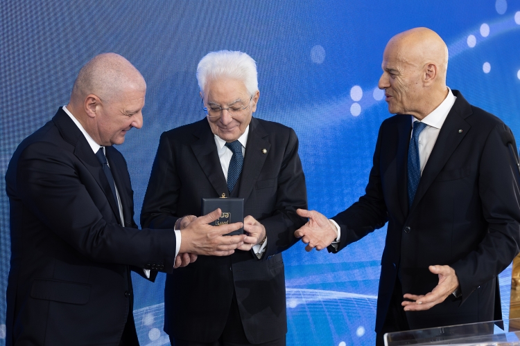 Il Presidente della Repubblica Sergio Mattarella con Giuseppe Zafarana Presidente del Consiglio di amministrazione di Eni,e con Claudio Descalzi Amministratore delegato di Eni,in occasione della cerimonia di premiazione dei vincitori Eni Award 2025
