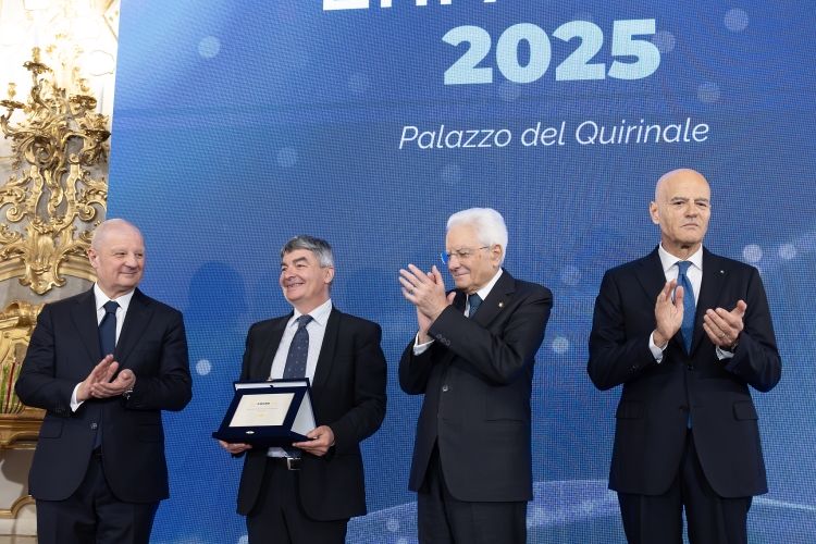 Il Presidente della Repubblica Sergio Mattarella consegna il Premio Soluzioni Ambientali Avanzate al professor Philippe Ciais 
