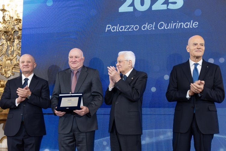 Il Presidente della Repubblica Sergio Mattarella consegna il Premio Transizione Energetica al professor Jeff Dahn
