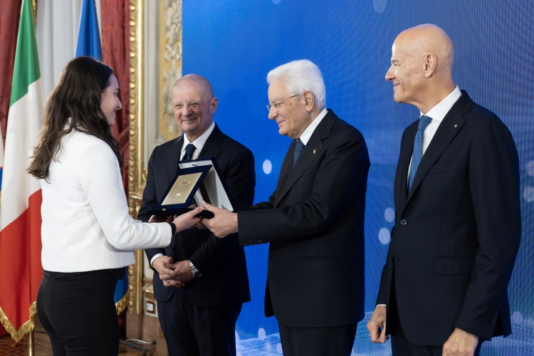 Il Presidente della Repubblica Sergio Mattarella consegna il Premio Giovane Ricercatore dell’Anno alla dott.ssa Maria Basso
