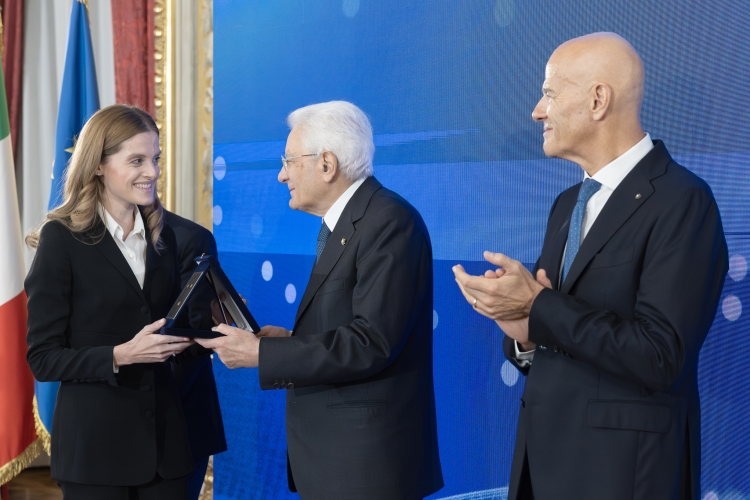 Il Presidente della Repubblica Sergio Mattarella consegna il Premio Giovane Ricercatore dell’Anno alla dott.ssa Virginia Venezia

  