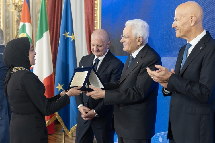 Il Presidente della Repubblica Sergio Mattarella consegna il Premio Giovani Talenti dall’Africa alla dott.ssa Shimaa Farag
