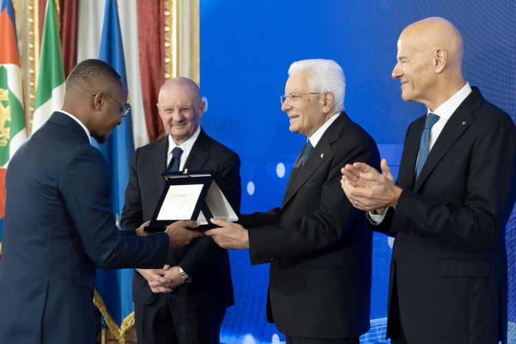 Il Presidente della Repubblica Sergio Mattarella consegna il Premio Giovani Talenti dall’Africa al dott. Asengo Gerardin Mabia
