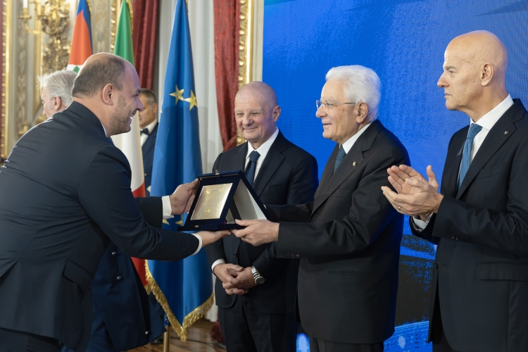 Il Presidente della Repubblica Sergio Mattarella consegna il Premio Riconoscimento all’Innovazione Eni a Simone Ambrosini, Michele Gerolin, Tiberio Grasso, Luigi Miozza, Alberto Moro, Andrea Vignali
