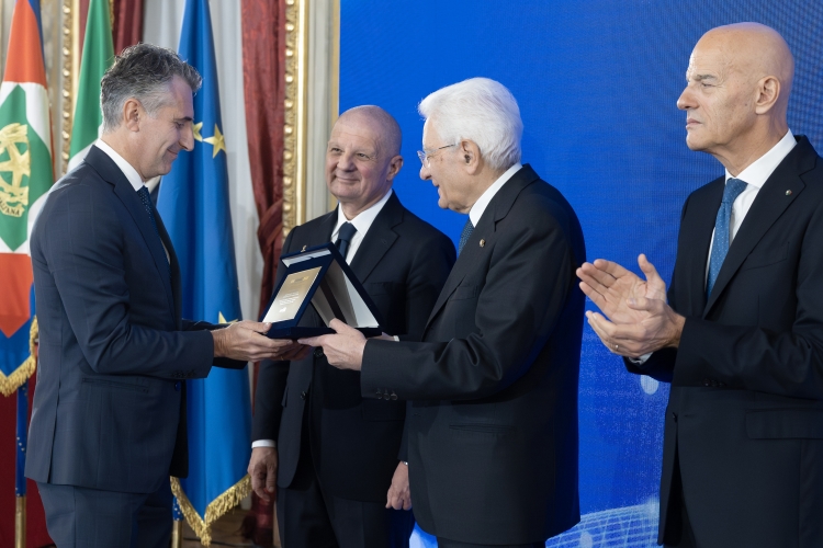 Il Presidente della Repubblica Sergio Mattarella consegna il Premio Riconoscimento all’Innovazione Eni a Antonio Amico, Andrea Amoroso, Corrado Fittavolini, Francesca Guarnieri, Alberto Landoni, Nicoletta Panariti, Francesco Ricci
