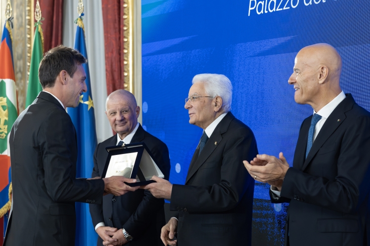 Il Presidente della Repubblica Sergio Mattarella consegna il Premio “Eni Joule for Entrepreneurship” a EXE – Engineering for Environment,ritira il premio l’ingegner Gianni Cordaro
