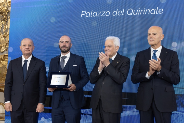 Il Presidente della Repubblica Sergio Mattarella consegna il Premio “Eni Joule for Entrepreneurship” a Koalisation Società benefit, ritira il premio il dottor Matthieu Meneghini
