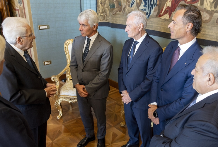 Il Presidente Sergio Mattarella con Andrea Abodi, Ministro per lo Sport e i Giovani, Luciano Buonfiglio e Carlo Mornati, rispettivamente Presidente e Segretario generale del Comitato Olimpico Nazionale Italiano e Giuseppe Manfredi, Presidente della Federazione Italiana Pallavolo, in occasione dell'incontro con le nazionali di pallavolo femminile e maschile vincitrici dei rispettivi Campionati del mondo