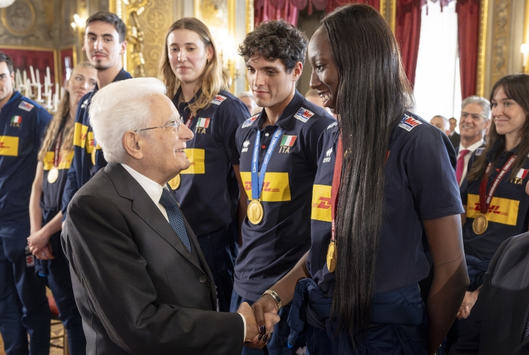 Il Presidente Sergio Mattarella saluta Paola Egonu, in occasione dell'incontro con le nazionali di pallavolo femminile e maschile vincitrici dei rispettivi Campionati del mondo