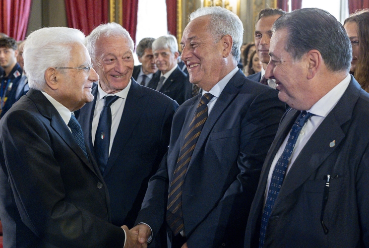 Il Presidente Sergio Mattarella con Julio Velasco, Allenatore della Nazionale italiana femminile di pallavolo e Ferdinando De Giorgi, Allenatore della Nazionale italiana maschile di pallavolo