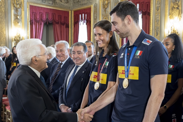 Il Presidente Sergio Mattarella saluta Anna Danesi, Capitano della Nazionale italiana femminile di pallavolo e Simone Anzani, Vice Capitano della Nazionale italiana maschile di pallavolo 