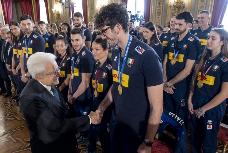 Il Presidente Sergio Mattarella in occasione dell'incontro con le nazionali di pallavolo femminile e maschile vincitrici dei rispettivi Campionati del mondo