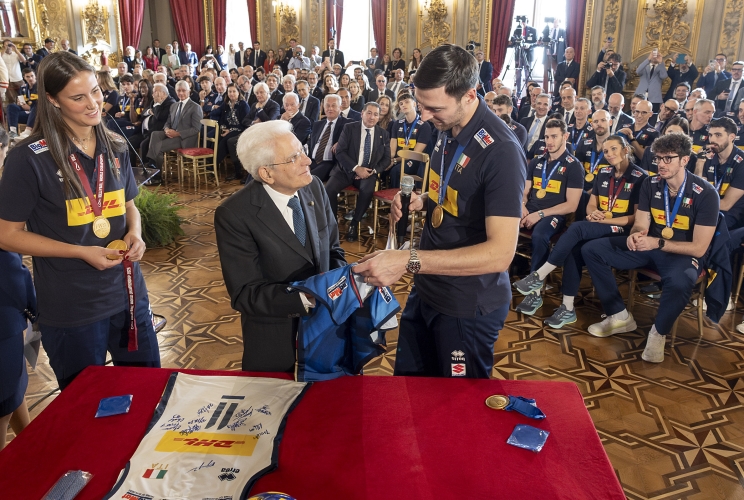 Il Presidente Sergio Mattarella con Simone Anzani, Vice Capitano della Nazionale italiana maschile di pallavolo e Anna Danesi, Capitano della Nazionale italiana femminile di pallavolo