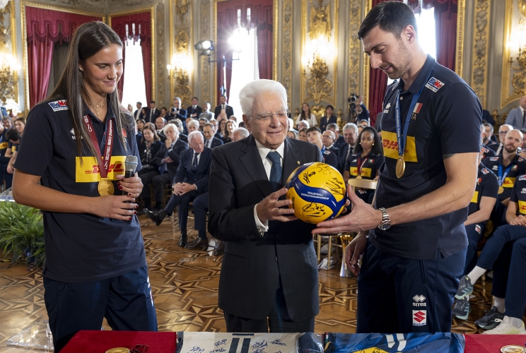 Il Presidente Sergio Mattarella con Simone Anzani, Vice Capitano della Nazionale italiana maschile di pallavolo e Anna Danesi, Capitano della Nazionale italiana femminile di pallavolo