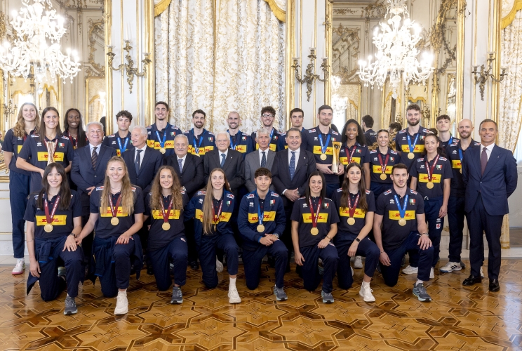 Il Presidente Sergio Mattarella con le nazionali di pallavolo femminile e maschile vincitrici dei rispettivi Campionati del mondo