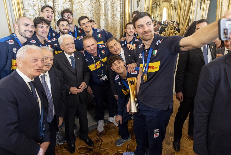 Il Presidente Sergio Mattarella con la nazionale di pallavolo maschile, vincitrice dei Campionati del mondo