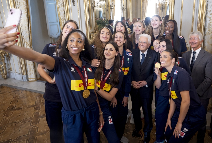 Il Presidente Sergio Mattarella con la nazionale di pallavolo femminile, vincitrice dei Campionati del mondo