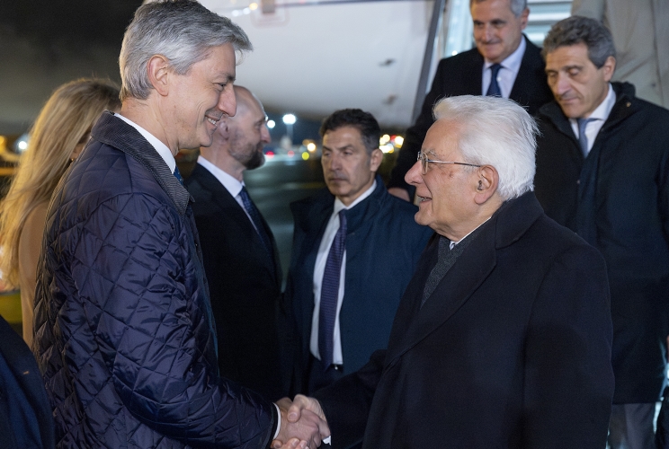 Tallinn - Il Presidente della Repubblica Sergio Mattarella accolto dall'Amb. Stefano Catani, al suo arrivo a Tallinn in occasione della partecipazione alla XX Riunione dei Capi di Stato del Gruppo Arraiolos,  oggi 9 ottobre 2025.(Foto di Paolo Giandotti - Ufficio Stampa per la Stampa e la Comunicazione della Presidenza della Repubblica)