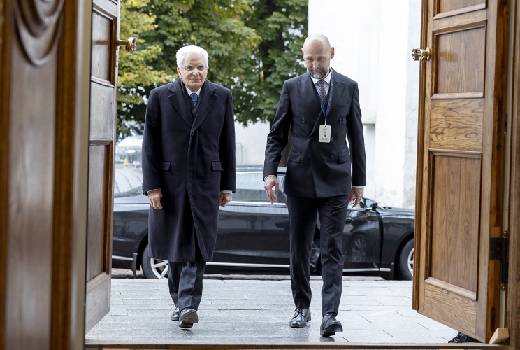 Il Presidente della Repubblica Sergio Mattarella accolto in occasione della partecipazione alla XX Riunione dei Capi di Stato del Gruppo Arraiolos