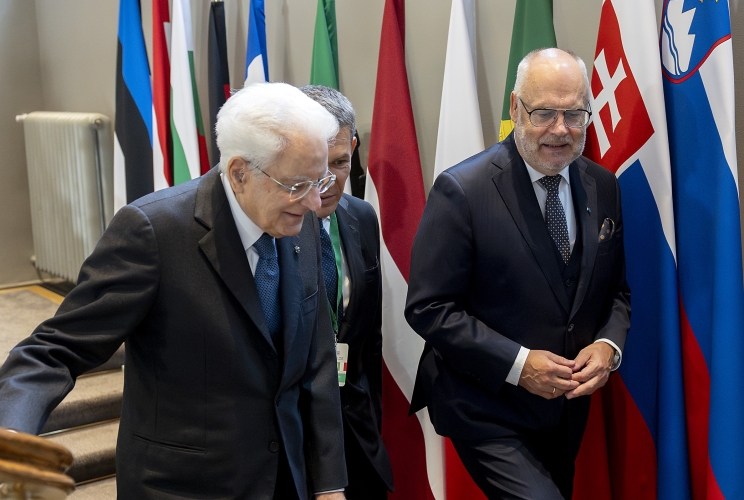 Il Presidente della Repubblica Sergio Mattarella accolto dal Presidente della Repubblica di Estonia, Alar Karis, in occasione della partecipazione alla XX Riunione dei Capi di Stato del Gruppo Arraiolos