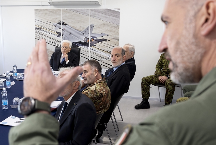 Il Presidente della Repubblica Sergio Mattarella nel corso del briefing di presentazione della Base Aerea di Ämari