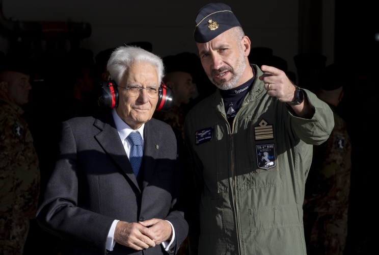Il Presidente della Repubblica Sergio Mattarella accompagnato dal Comandante della Task Force Air - 4° Stormo, Col. Gaetano Farina, visita la Base Aerea di Ämari e assiste al decollo di un Eurofighter