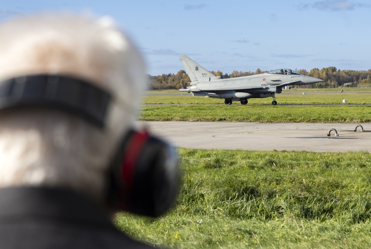 Il Presidente della Repubblica Sergio Mattarella accompagnato dal Comandante della Task Force Air - 4° Stormo, Col. Gaetano Farina, visita la Base Aerea di Ämari e assiste al decollo di un Eurofighter