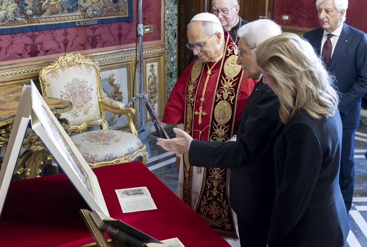 Il Presidente Sergio Mattarella e la Sig.ra Laura con Sua Santità Leone XIV, nel corso dello scambio dei doni