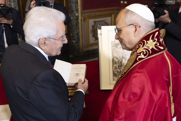 Il Presidente Sergio Mattarellacon Sua Santità Leone XIV, nel corso dello scambio dei doni