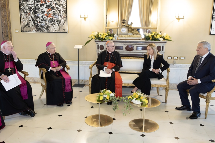 Le Delegazioni vaticana e italiana nella Sala della Musica durante i colloqui
