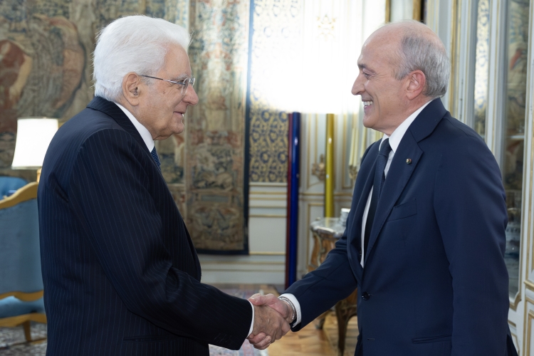 Il Presidente della Repubblica Sergio Mattarella saluta Bruno Valensise, Direttore dell’Agenzia per le Informazioni e la Sicurezza Interna, in occasione del centenario dell’Intelligence Italiana  
