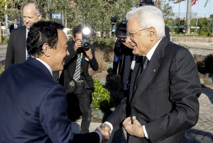 Il Presidente Sergio Mattarella accolto da Qu Dongyu, Direttore generale della FAO, in occasione dell'intervento alla cerimonia di inaugurazione del Museo e Rete per l'Alimentazione e l'Agricoltura (MuNe) nella ricorrenza degli 80 anni della FAO
