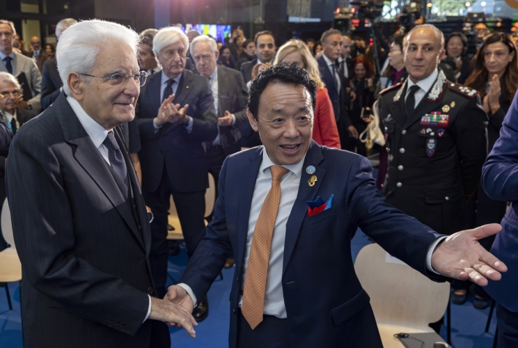 Il Presidente Sergio Mattarella con Qu Dongyu, Direttore generale della FAO, al termine del suo indirizzo di saluto in occasione dell'intervento alla cerimonia di inaugurazione del Museo e Rete per l'Alimentazione e l'Agricoltura (MuNe) nella ricorrenza degli 80 anni della FAO
