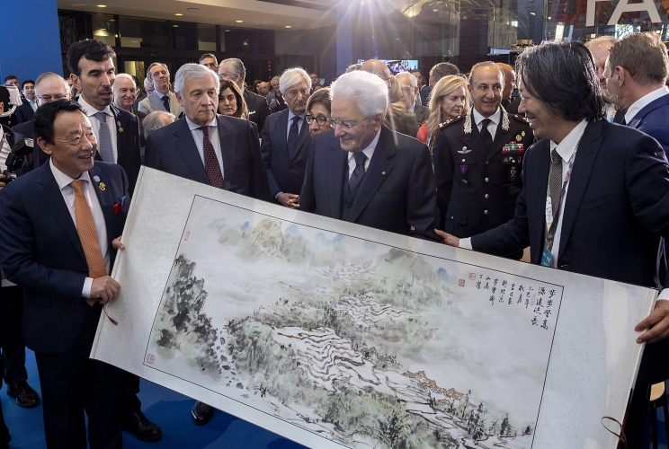 Il Presidente Sergio Mattarella con Qu Dongyu, Direttore generale della FAO e Antonio Tajani, Vice Presidente del Consiglio dei Ministri, Ministro degli Affari esteri, al termine del suo indirizzo di saluto in occasione dell'intervento alla cerimonia di inaugurazione del Museo e Rete per l'Alimentazione e l'Agricoltura (MuNe) nella ricorrenza degli 80 anni della FAO
