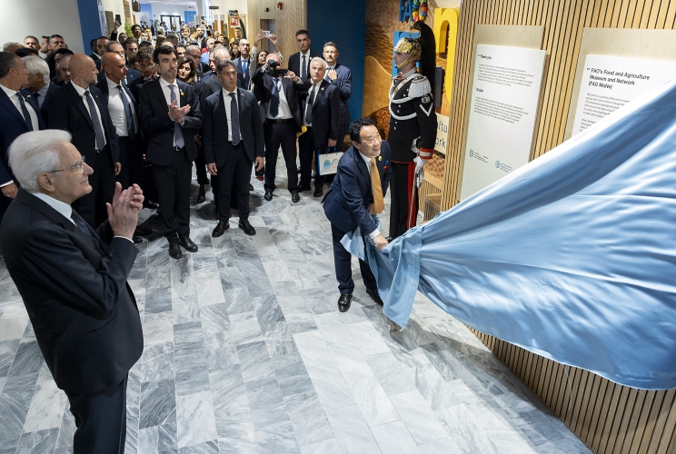 Il Presidente Sergio Mattarella assiste alla scopertura della targa per l’inaugurazione del Museo allestito in occasione degli 80 anni della FAO
