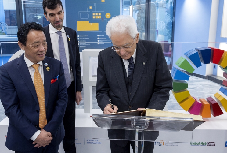 Il Presidente Sergio Mattarella con Qu Dongyu, Direttore generale della FAO e Maurizio Martina, Vice direttore generale della FAO, al termine dell'intervento alla cerimonia di inaugurazione del Museo e Rete per l'Alimentazione e l'Agricoltura (MuNe) nella ricorrenza degli 80 anni della FAO
