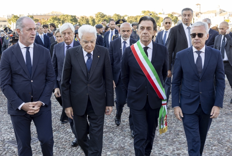 Il Presidente della Repubblica Sergio Mattarella con Luca Zaia, Presidente della Regione Veneto; Sergio Giordani, Sindaco e Presidente della Provincia di Padova e Giuseppe Forlenza, Prefetto di Padova alle esequie di Stato del Sottotenente Marco Piffari, del Maresciallo Valerio Daprà e dell'Appuntato scelto Davide Bernardello