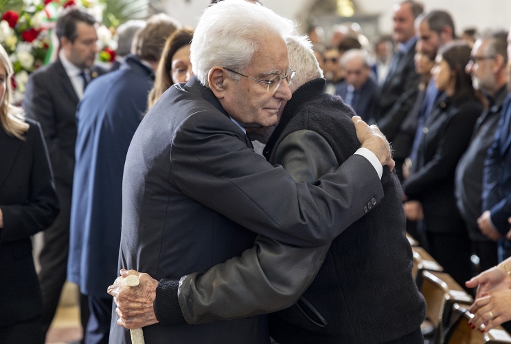  Il Presidente della Repubblica Sergio Mattarella con i famigliari del Sottotenente Marco Piffari, del Maresciallo Valerio Daprà e dell'Appuntato scelto Davide Bernardello