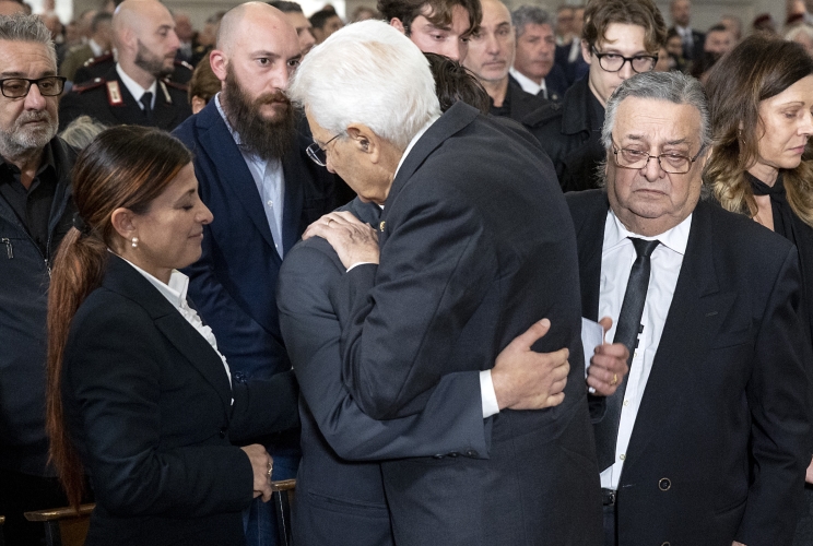  Il Presidente della Repubblica Sergio Mattarella con i famigliari del Sottotenente Marco Piffari, del Maresciallo Valerio Daprà e dell'Appuntato scelto Davide Bernardello