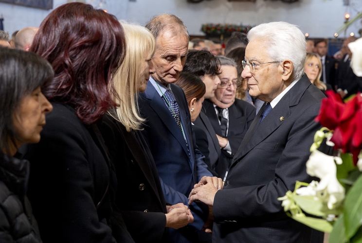 Il Presidente della Repubblica Sergio Mattarella con i famigliari del Sottotenente Marco Piffari, del Maresciallo Valerio Daprà e dell'Appuntato scelto Davide Bernardello