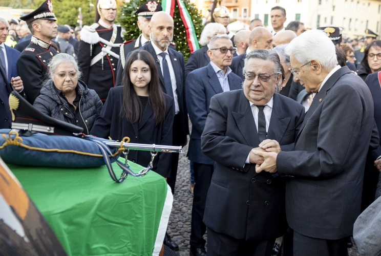 Il Presidente della Repubblica Sergio Mattarella con i famigliari del Sottotenente Marco Piffari, del Maresciallo Valerio Daprà e dell'Appuntato scelto Davide Bernardello