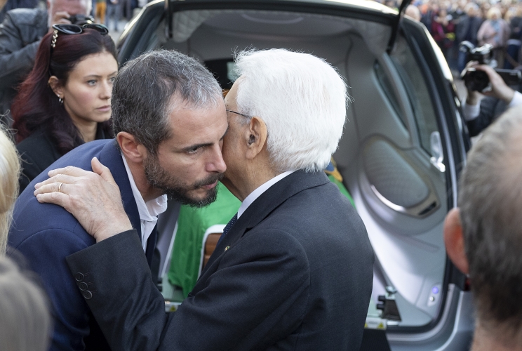 Il Presidente della Repubblica Sergio Mattarella con i famigliari del Sottotenente Marco Piffari, del Maresciallo Valerio Daprà e dell'Appuntato scelto Davide Bernardello
